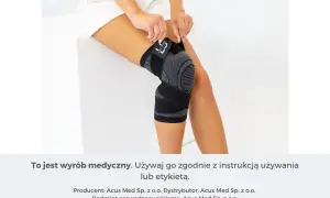 Kobieta zakłada czarny stabilizator na kolano.
