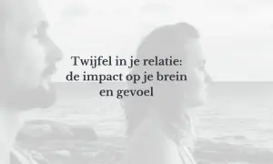 Twee mensen kijken naar de zee. Tekst: "Twijfel in je relatie: de impact op je brein en gevoel." Vertrouwen twijfel relatie quotes.