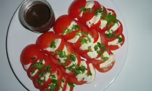 Sosy do pomidorów z mozzarellą: Klasyka, wariacje i triki!
