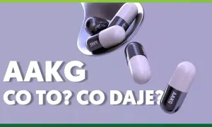 Kapsułki AAKG na łyżce i obok. Dowiedz się, aakg co to jest i jakie daje korzyści.