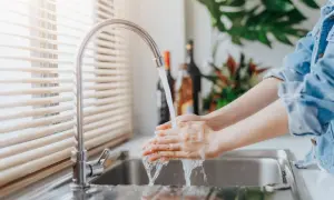 Hände werden unter fließendem Wasser gewaschen. Wie lange ist kein Wasser zumutbar?