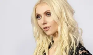 Taylor Momsen, wokalistka The Pretty Reckless, z blond włosami i niebieskimi oczami, wygląda jakby właśnie wyszła na scenę w Warszawie.