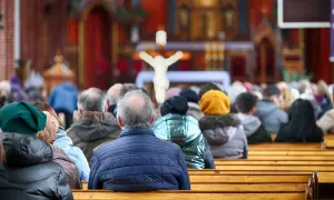 Ludzie siedzą w kościele, zastanawiając się, czy dzisiaj trzeba iść do kościoła. W tle widać ołtarz i krzyż.