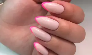 Manucure française tendance avec des pointes rose vif sur une base nude. Un look audacieux et chic.