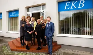 Zespół biura księgowego EKB przed budynkiem.
