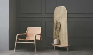 Ein Ledersessel und ein Rattan-Raumteiler mit Trockenblumen bieten eine stilvolle alternative zu tapete.