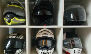 Różne rodzaje kasków motocyklowych: enduro, integralny, szczękowy, crossowy i turystyczny.