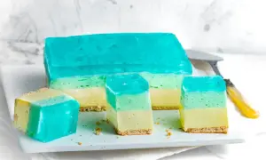 Kolorowe, warstwowe ciasto bez pieczenia z galaretką i kremem na kruchym spodzie. Idealne na lato!