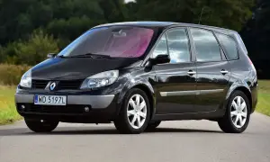 Czarny Renault Scenic z dwoma żarówkami z przodu, gotowy na malowniczą podróż.