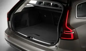 Otwarty bagażnik Volvo V60, pokazujący jego przestronność i praktyczne rozwiązania. Idealny na wakacyjne wyjazdy, dzięki przemyślanym wymiarom.