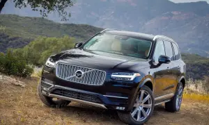Czarny Volvo XC90 II na tle gór. Mimo pięknego widoku, warto pamiętać o potencjalnych volvo xc90 ii awarie i problemy.