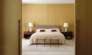 Modernes Schlafzimmer mit Holzakzenten, einem bequemen Bett und zwei Hockern. Tolle schlafzimmer ideen modern für ein stilvolles Zuhause.