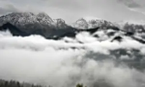 Mgliste poranki nad największymi górami w Polsce. Szczyty Tatr skryte w chmurach, a u ich podnóża gęsta mgła otula lasy i doliny.