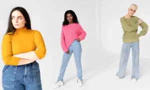 Trzy kobiety w swetrach i jeansach. Zastanawiasz się, jakie buty do szerokich spodni? Zobacz inspiracje!