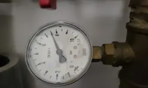 Manometr wskazuje, jakie ciśnienie wody w domu. Wskazówka pokazuje około 7 barów.