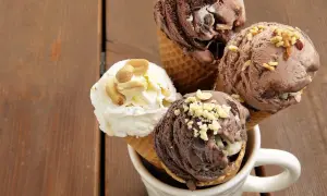Cuatro helados en conos, dos de chocolate y uno blanco con cacahuates, perfectos como helados para diabéticos tipo 2.