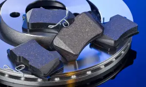Ensemble de plaquettes de frein neuves prêtes pour le changement, posées sur un disque de frein ventilé.