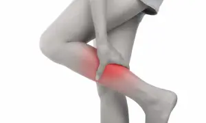 Donna che si tiene la gamba, evidenziata in rosso, per indicare dolori agli arti inferiori.
