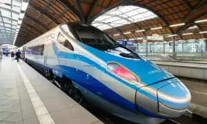 Nowoczesny pociąg PKP na peronie. Sprawdź rozkład jazdy PKP Miechów Kraków i wyrusz w podróż!