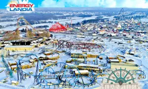 Zimowy krajobraz Energylandii z kolejkami górskimi i budynkami. To miejsce oferuje multisportowe atrakcje przez cały rok.
