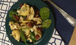 Najlepsze dodatki do tortellini z pomidorami i mozzarellą, które zachwycą