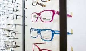 Różowe i niebieskie okulary Dolce & Gabbana na wystawie. Sprawdź, czy przysługuje Ci dofinansowanie do okularów NFZ.