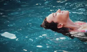 Co zabrać do hotelu z basenem, aby uniknąć nieprzyjemności?
