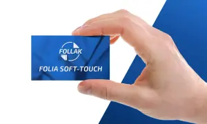 Dłoń trzyma kartę z logo FOLLAK i napisem FOLIA SOFT-TOUCH.