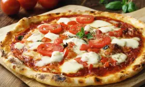 Pyszna pizza Margherita z pomidorami i rozpływającym się **serem di bufala**, ozdobiona świeżą bazylią.