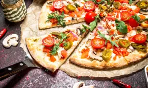 Pyszna pizza na cienkim cieście z pomidorkami, jalapeno i rukolą. Idealna na spotkanie z przyjaciółmi.