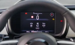 Cyfrowy kokpit pokazuje prędkość 0 km/h, średnie spalanie 6.7 L/100km i dystans 373 km. To pomocne informacje, jak obliczyć spalanie.
