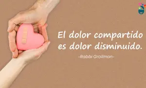 Manos sostienen un corazón rosa con una curita, transmitiendo la idea de que el dolor compartido es dolor disminuido.