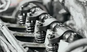 Jak zatrzeć silnik i jakie są tego poważne konsekwencje?