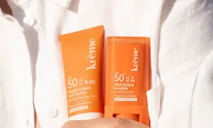 Deux produits solaires Krème SPF 50, un fluide et un stick, pour une protection optimale. Combien de temps pour une peau protégée ?