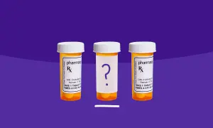 Trzy buteleczki leków. Dwie z etykietami "pharmacy", jedna z pytajnikiem. Szukasz telmizek zamienniki?