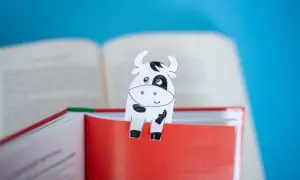 Urocza zakładka do książki szablon do wydruku w kształcie krowy, która pilnuje Twojej lektury.