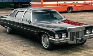 Svart Cadillac Fleetwood från 70-talet, en imponerande amerikansk klassiker med kromdetaljer och vinyltak.
