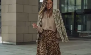 Jaka bluzka do spódnicy w panterkę, aby wyglądać stylowo i modnie?