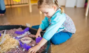 Zabawy sensoryczne dla dwulatka: 20+ pomysłów na rozwój i frajdę!