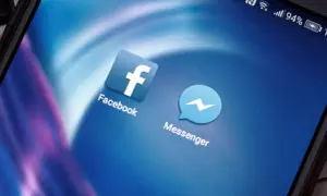 Ikony Facebook i Messenger na ekranie telefonu. Zastanawiasz się, jak sprawdzić, że ktoś mnie zablokował na Messengerze?