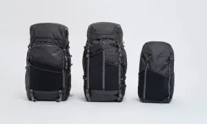 Trois sacs à dos noirs de tailles différentes, du plus grand au plus petit, alignés sur fond blanc. Le **taille sac à dos** varie pour s'adapter à tous les besoins.