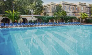 Disfruta de un refrescante baño en Malta, ideal para aprender inglés en un entorno vacacional.