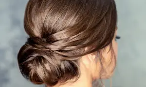 Eleganckie upięcie z półdługich włosów, idealne na wesele. Fryzury na średnie włosy w tym stylu dodają klasy.