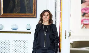 Ekspertka od sztuki w eleganckim wnętrzu, podpowiada, w jakie dzieła sztuki inwestować.