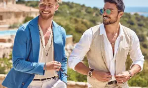 Zwei Männer in lässigen Sommer-Outfits für eine Gartenparty. Einer trägt einen blauen Blazer, der andere eine Weste.