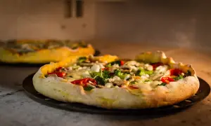 Na ile wstawić pizzę do piekarnika, aby uniknąć przypalenia?