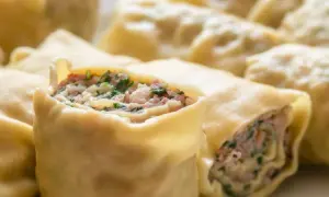 Zaguby podlaskie - pierogi z mięsem i ziołami, zbliżenie na farsz.
