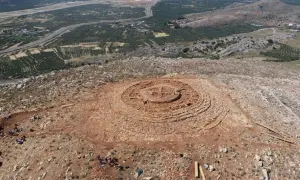 Ruines circulaires sur une colline rocheuse, rappelant un labyrinthe. Un site archéologique qui pourrait être le résumé du mythe du Minotaure.