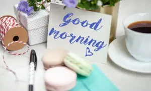 Miły dzień zaczyna się od kawy, makaroników i kartki z życzeniami "Good morning". Idealny wierszyk na miły dzień.