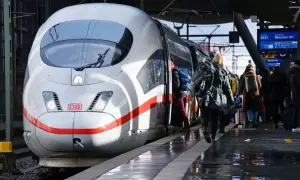 ICE nach Polen: Reisende steigen in den Zug. Ein ICE der Deutschen Bahn wartet auf dem Bahnsteig.